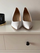 Eleganckie białe szpilki Palazzo