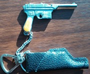 Brelok Pistolet MAUSER C96 z Kaburą – PRL / ZSRR – Vintage