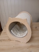 Drewniany drapak z legowiskiem dla kota