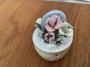 Ceramiczne pudełeczko z kwiatami, koszyczek