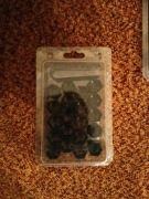 czarne nakładki na śruby kół (zaślepki) w rozmiarze 17mm,