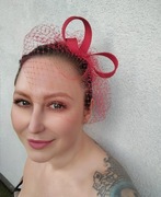 Czerwony fascynator z woalką. Czerwony fascynator na opasce