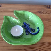 Świecznik w kształcie liścia z jaszczurką 