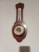 Stary drewniany barometr z termometrem 