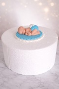 Ozdoba na tort – śpiący bobas z masy cukrowej na chrzest / baby shower