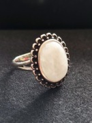 Vintage pierścionek, biały kaboszon