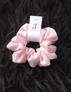 Jasnoróżowa scrunchie, gumka do włosów. Handmade.