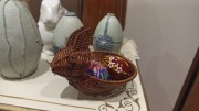 Dwa drewniane jajka pisanki i koszyk wiklinowy króliczek 
