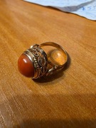 Złoty pierścionek z koralem