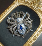 Broszka pająk z kryształkami na sieci