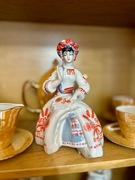 Kobieta haftująca Wołyń Połonne. Oryginalna figurka porcelanowa 