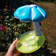 Dmuchana podstawka pod kubek parasolka niebieska 