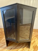 Czarna szafa witryna