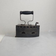 Stare francuskie żelazko na węgiel węglowe sygnatura MH