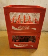 Skrzynki z butelkami szklanymi Coca-Cola