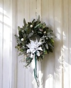 Wianek wieniec z igliwia na drzwi święta Boże Narodzenie