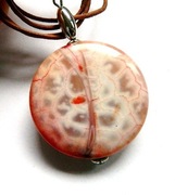 Agat ognisty, masywna moneta na rzemyku, wisiorek