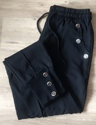 Megi czarne spodnie ozdobne guziki