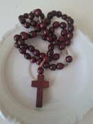 Drewniany, bordowy różaniec