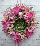 Dekoracyjny wianek na drzwi w odcieniach różu 