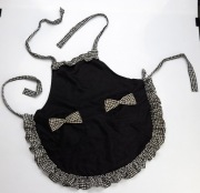 czarny fartuch kuchenny z falbankami i kokardkami w czarno-białą kratkę