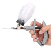 Automat do szczepień. Szczepienie. Szczepienie gołębi.Strzykawka.