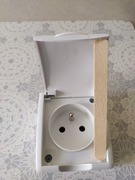 Gniazdo pojedyncze natynkowe z uziemieniem 