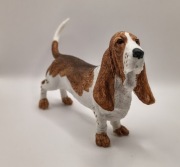 Figurka Basset z podstawką handmade