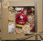 Zestaw upominkowy, kosz świąteczny, rękodzieło, świece, wosk pszczeli