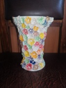 Wazon porcelanowy rzeźbiony kolorowy złote stokrotki ręcznie robiony,16cm