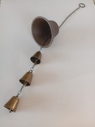 Dzwon z dzwonkami metalowe. Długość całkowita 38 cm. Duży dzwon 5,5 cm 