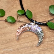 Lunula Krystalicznej Pamięci orgonit mały wisiorek z żywicy