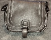 Torebka damska szaro srebrna. Kieszeń antykradzieżowa. Regulowany pasek 