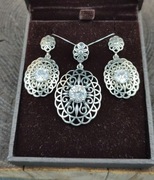 Komplet biżuterii srebrne kolczyki i zawieszka + pudełko (93+241)