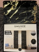 Zasłony na taśmie ze złotym nadrukiem 