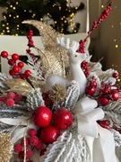 Świąteczna dekoracja z jeleniem kompozycja bożonarodzeniowa w doniczce