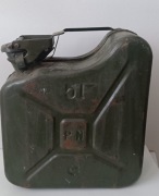 Kanister na benzynę 5 L z okresu PRL-u 