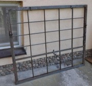 Stare, zabytkowe, duże , metalowe okno , otwierane, loft, industrialne