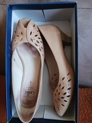 Caprice piękne skórzane czółenka z odkrytym palcem, beżowe