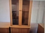 Dębowa komoda wysoka z witryna