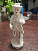 Figurka chłopca w kapeluszu