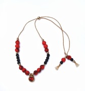 Bransoletka minerały howlit czerwień czerń złote dodatki jedwab zawieszka