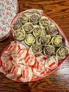 Połączone pudełka upominkowe z czekoladowymi kwiatami i cukierkami, .