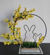 Wielkanoc dekoracja stojąca koło zajączki forsycja 