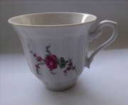 Filiżanka z uchem zdobiona. 