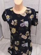 granatowa sukienka w kwiaty