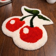 Ręcznie robiony dywan tufting – dwie wisienki