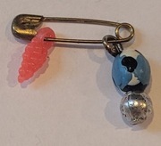 Mała ozdoba na agrafce