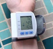 Cyfrowy ciśnieniomierz na nadgarstek LCD + pulsometr + etui/pudełko