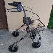 Balkonik dla osoby starszej z siedliskiem i koszykiem na zakupy.